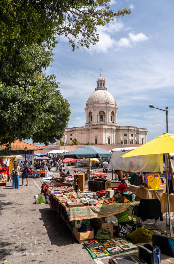 Popular street market in Santa Clara near the National Pantheon